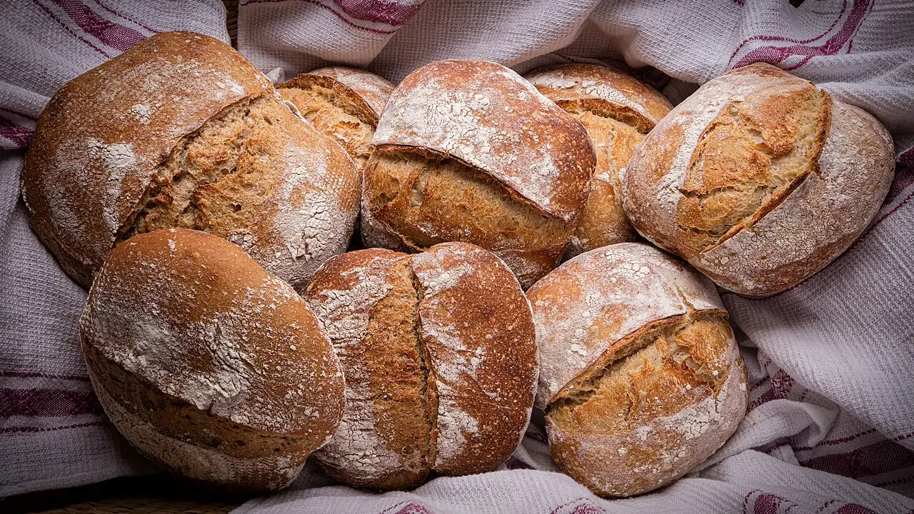 Sauerteigbrot mit kräftiger Kruste